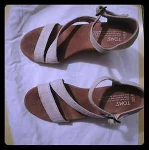 TOMS wedge heel sandal sz 8.5
